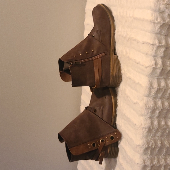 Brown wide ankle flat heeled boots - Picture 2 of 5